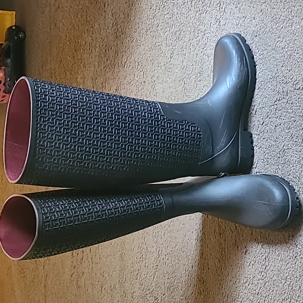 Tommy Hilfiger rain boots size 9